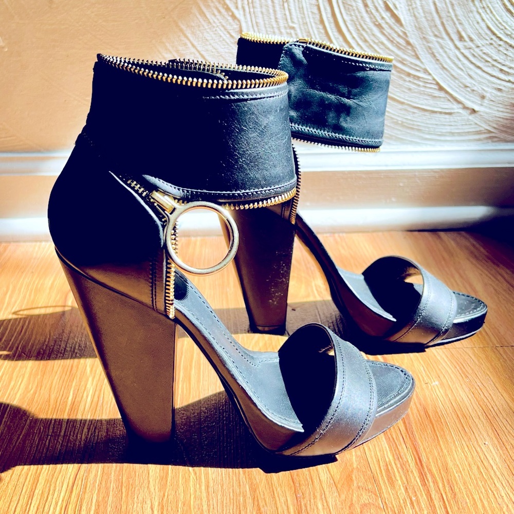 Givenchy Zipper Platform Pump